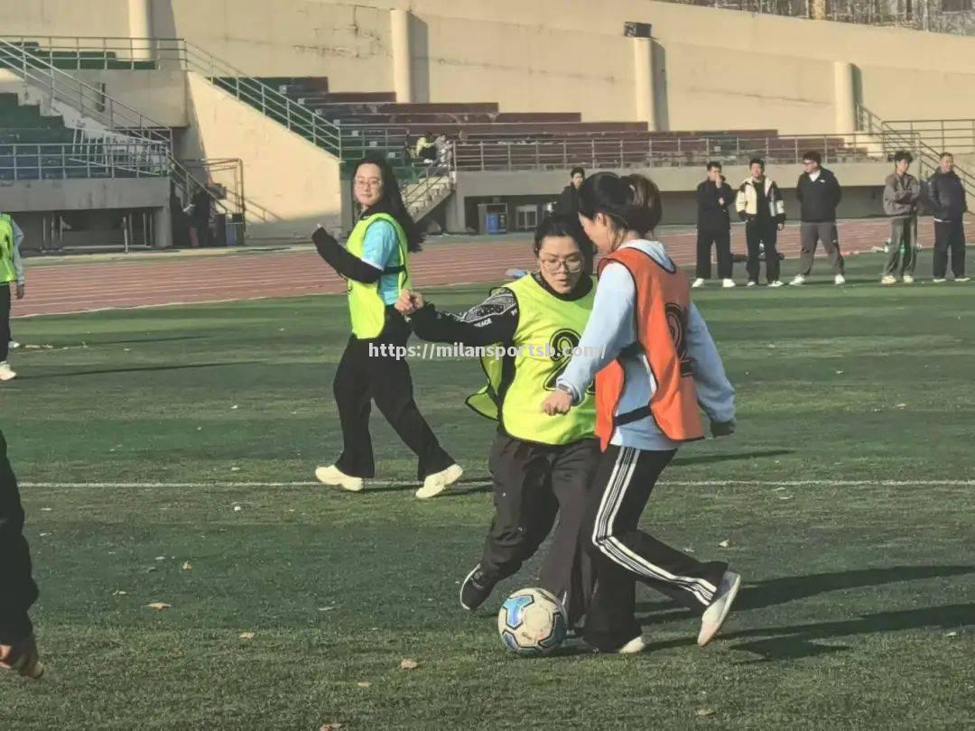 体育赛场：女子足球夺冠引发讨论